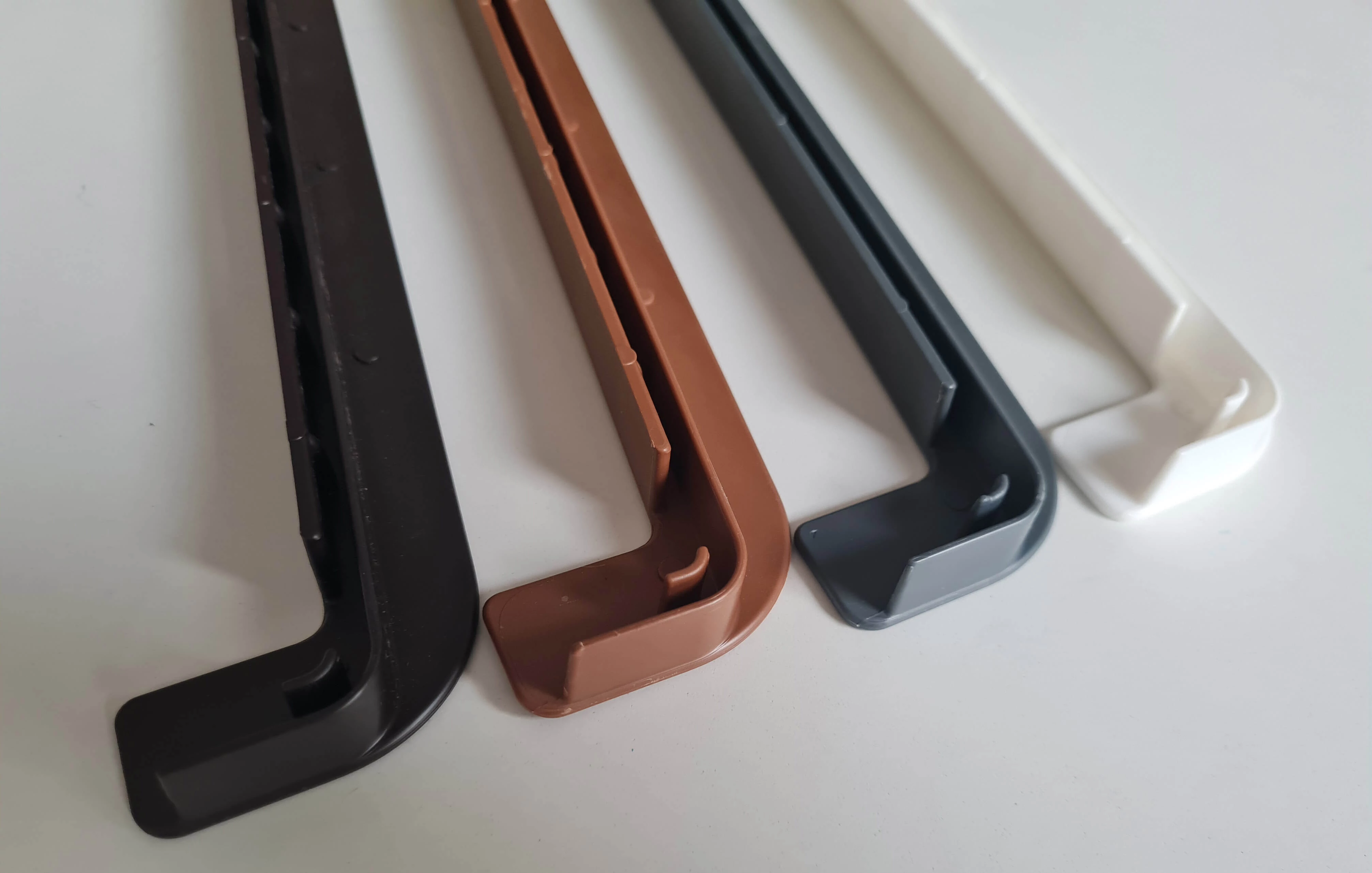 Fehér és Színes műanyag végzáró ALU párkányhoz 360mm